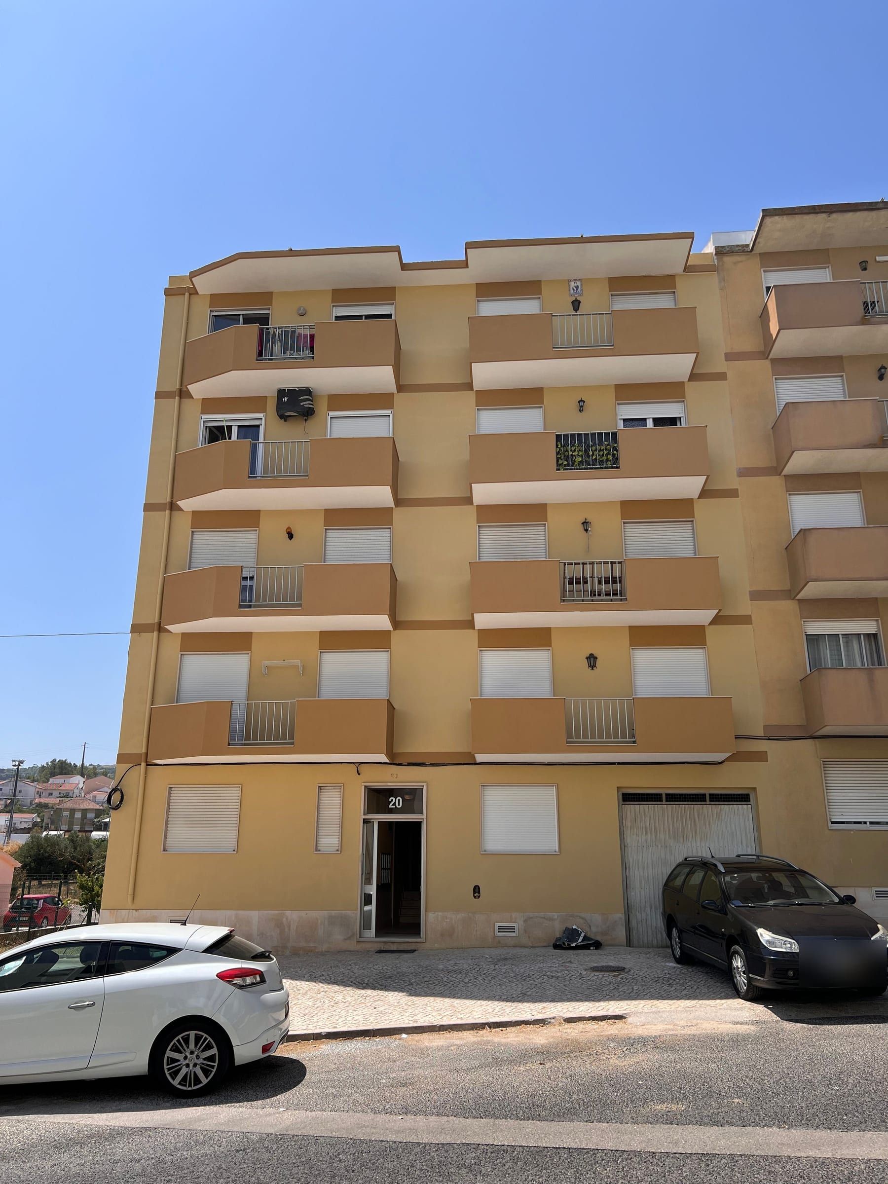 Prédio de cinco pisos com fachada em dois tons de amarelo